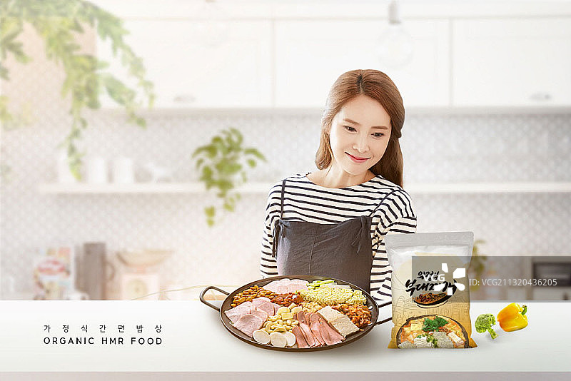 戴着围裙的女人在厨房餐桌旁做部队锅图片素材