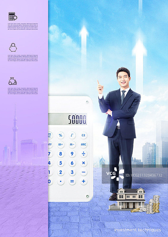 站在计算器和指向天空的箭头旁的微笑男商人图片素材