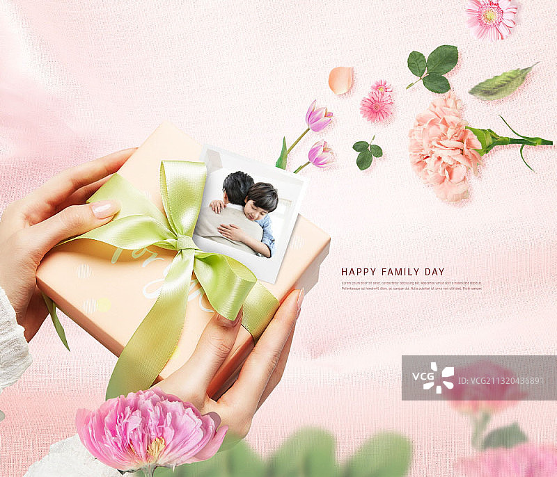 男孩拥抱爸爸并手拿礼品盒图片素材