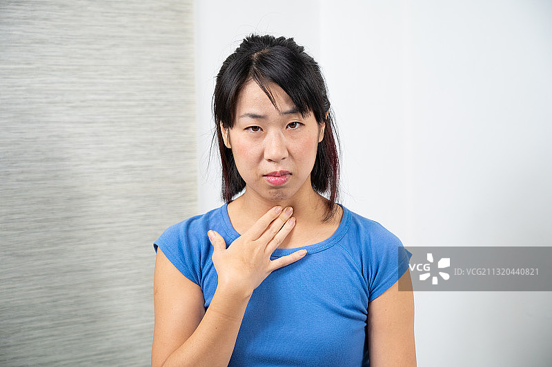 亚洲女人喉咙痛图片素材