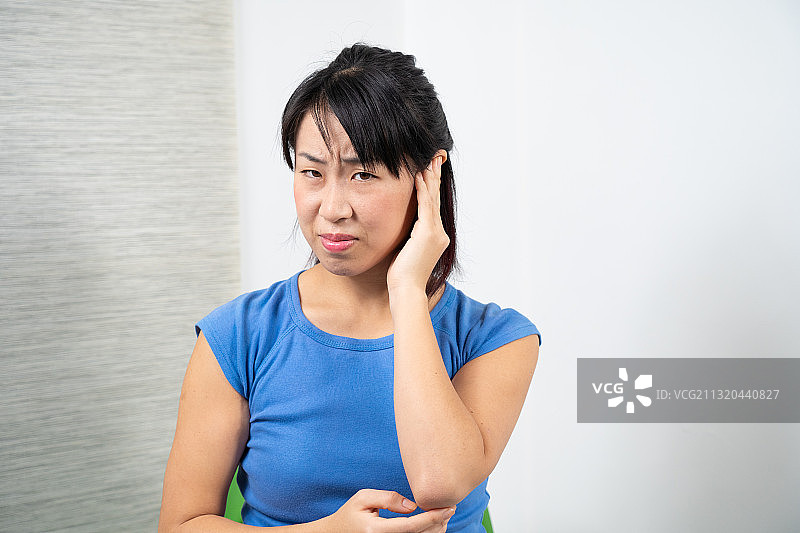 因药物导致耳痛的亚洲女人图片素材