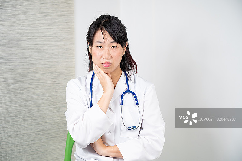 亚洲女医生咨询中图片素材