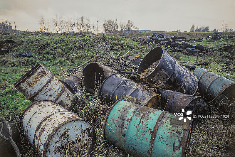 废弃工业用地上倾倒的有毒废物图片素材
