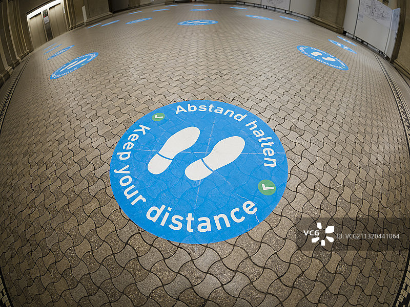 公共建筑内“保持距离”的新冠病毒地面标记图片素材