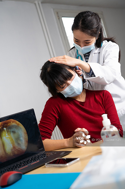 屏幕上化脓性中耳炎的耳鼻喉科咨询图片素材