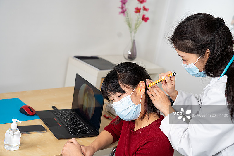 屏幕上化脓性中耳炎的耳鼻喉科咨询图片素材