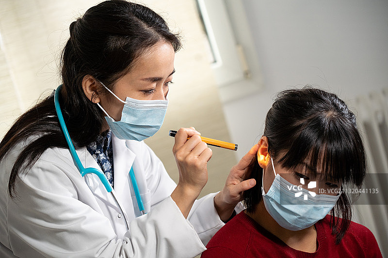 屏幕上化脓性中耳炎的耳鼻喉科咨询图片素材