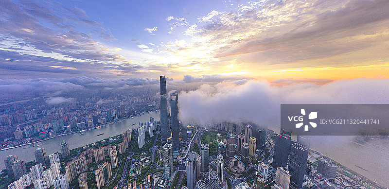 航拍上海市浦东新区陆家嘴三件套火烧云平流雾图片素材