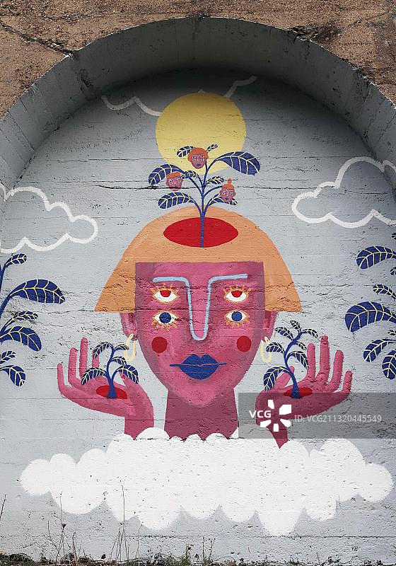 超现实主义女性肖像：粉色面庞，重影双眼，手捧植物，德国杜塞尔多夫图片素材