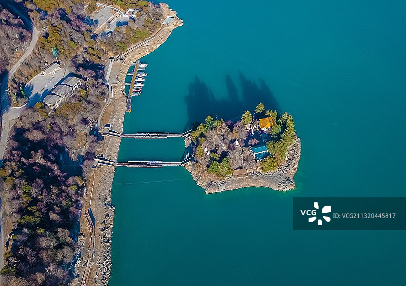 巴松措湖心岛图片素材