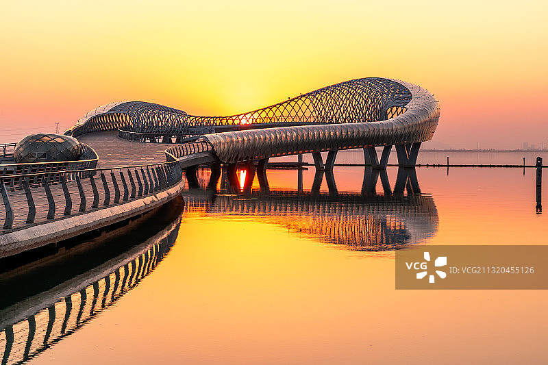 天地一色阅湖台图片素材