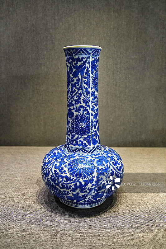 清康熙青花缠枝莲纹长颈瓶图片素材