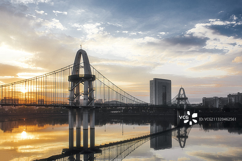 黄山市屯溪区世纪广场人行观光索桥图片素材