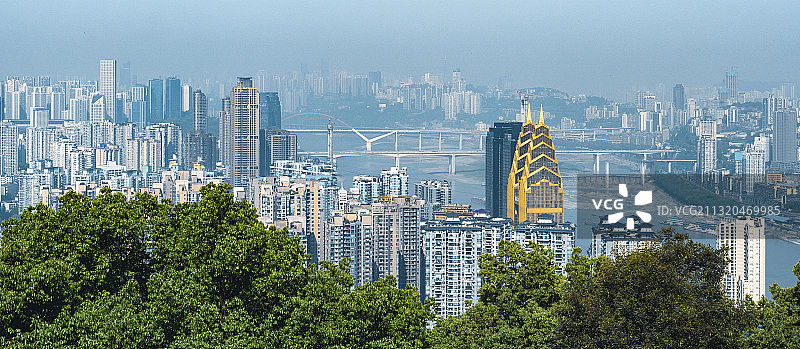重庆城市风光绿意盎然，南山视角图片素材