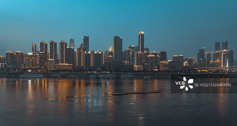重庆夜景，南滨路视角看渝中区图片素材