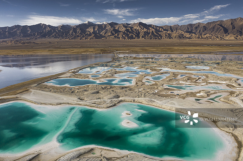 青海省海西蒙古族藏族自治州大柴旦翡翠湖美景图片素材