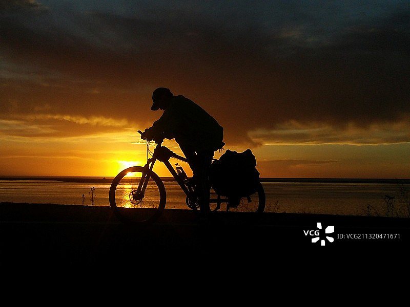 骑行在青海湖的日落图片素材