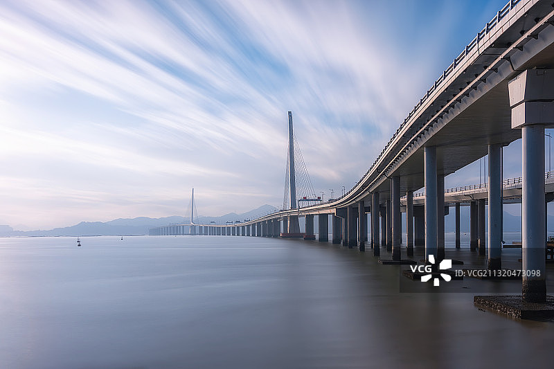 蓝天白云下的深圳湾大桥图片素材