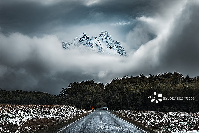 新西兰，公路，森林，雪山，乌云，魔幻，峡湾，米尔福德湾图片素材