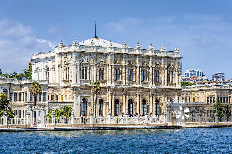 土耳其伊斯坦布尔博斯普鲁斯海峡岸边的多尔玛巴赫切宫图片素材