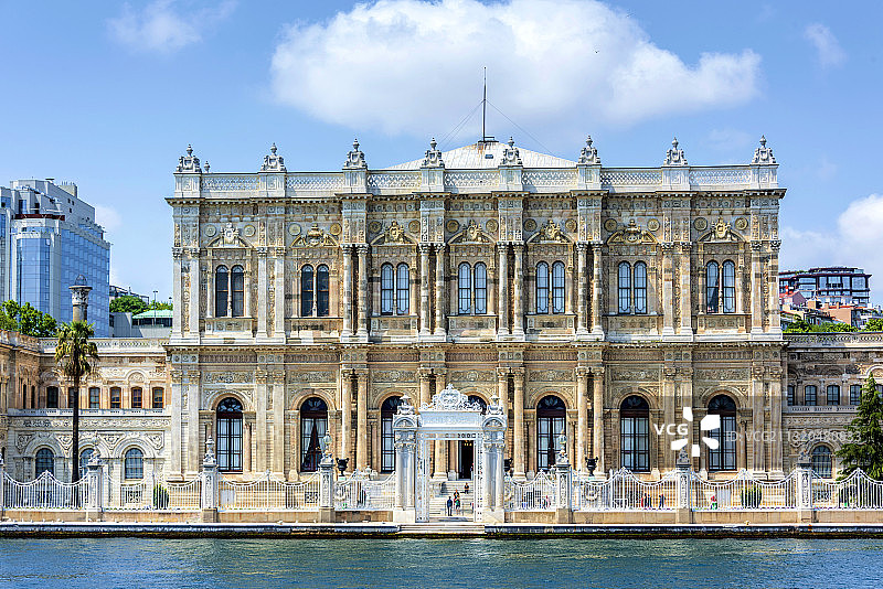 土耳其伊斯坦布尔博斯普鲁斯海峡岸边的多尔玛巴赫切宫图片素材