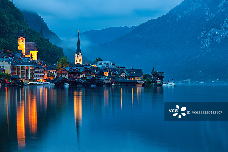奥地利哈尔施塔特小镇夜景图片素材