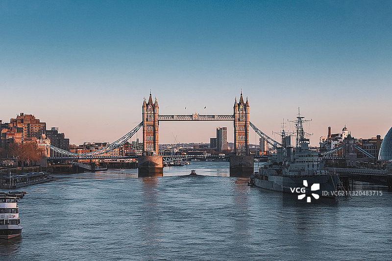 塔桥与战舰图片素材