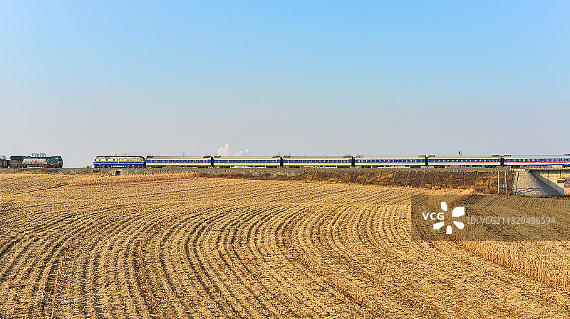 特快和货车遥远的相会图片素材