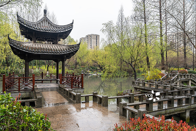 浙江省杭州市江干区机场路草庄公园荷池曲桥图片素材