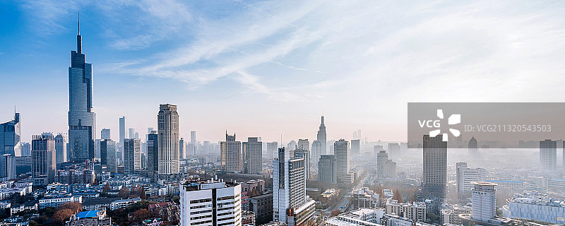 中国江苏南京紫峰大厦和城市天际线黄昏风光图片素材