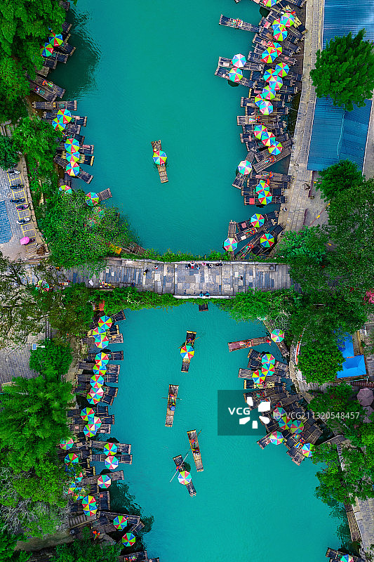 广西桂林市阳朔县白沙镇遇龙河旅游竹筏图片素材