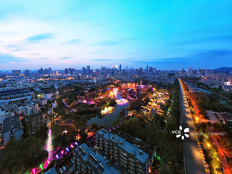 南京白鹭洲公园水上灯会的夜晚全景风光图片素材