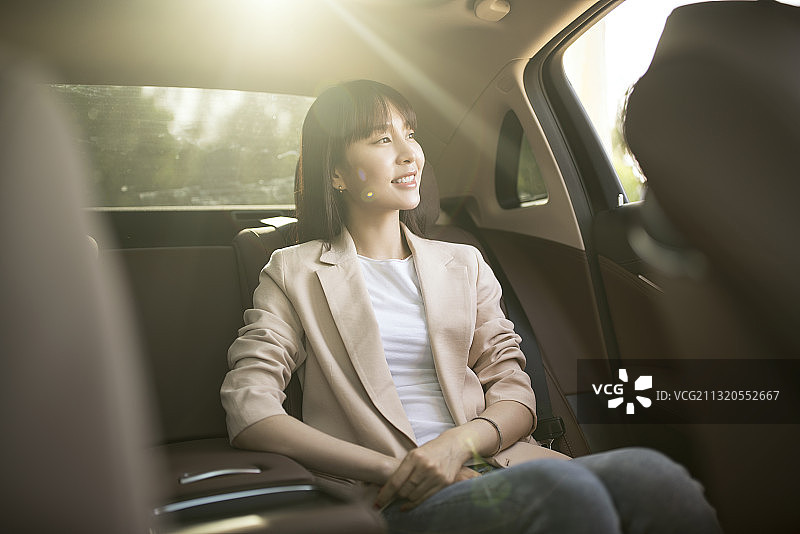 年轻女子乘坐小轿车图片素材