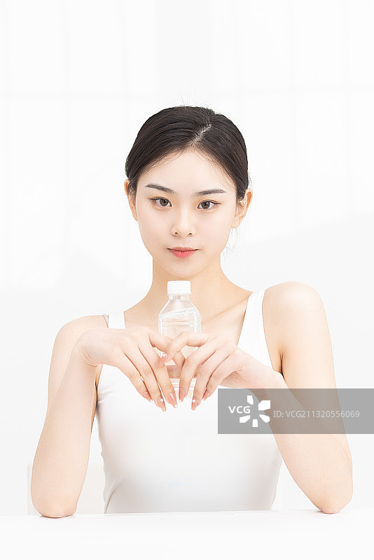 穿白色吊带裙的女孩在做美容图片素材