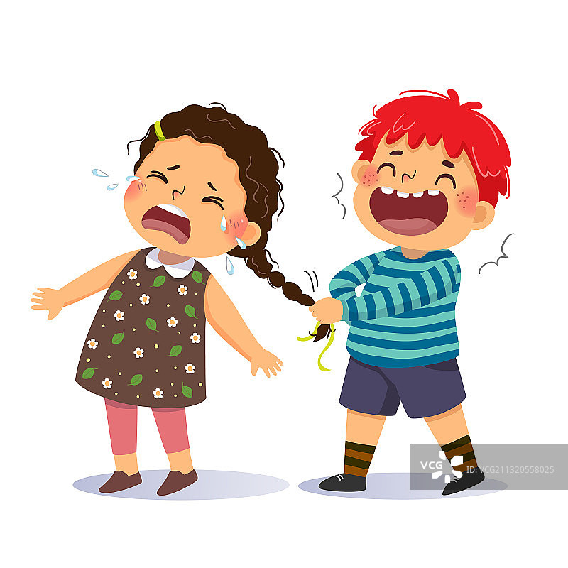 淘气男孩拽小女孩的辫子图片素材