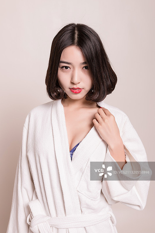 漂亮的中国女孩穿着睡衣图片素材