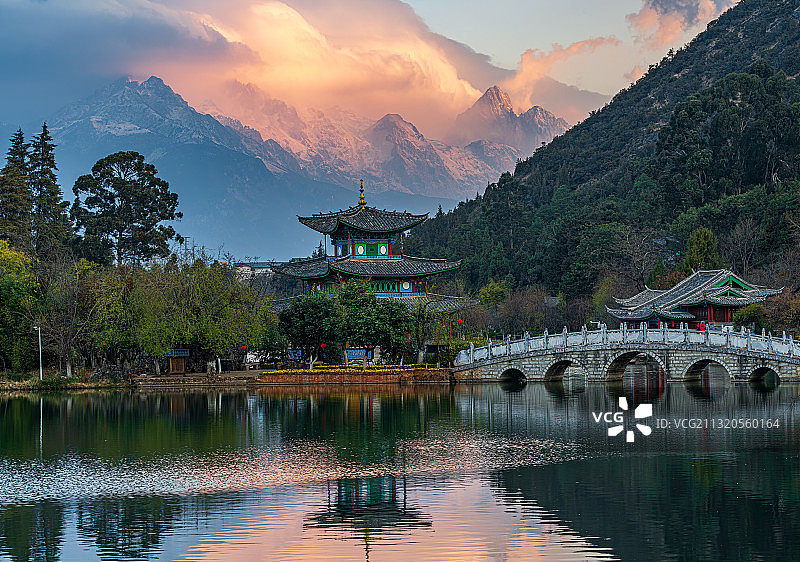 黑龙潭观玉龙雪山金色朝霞图片素材