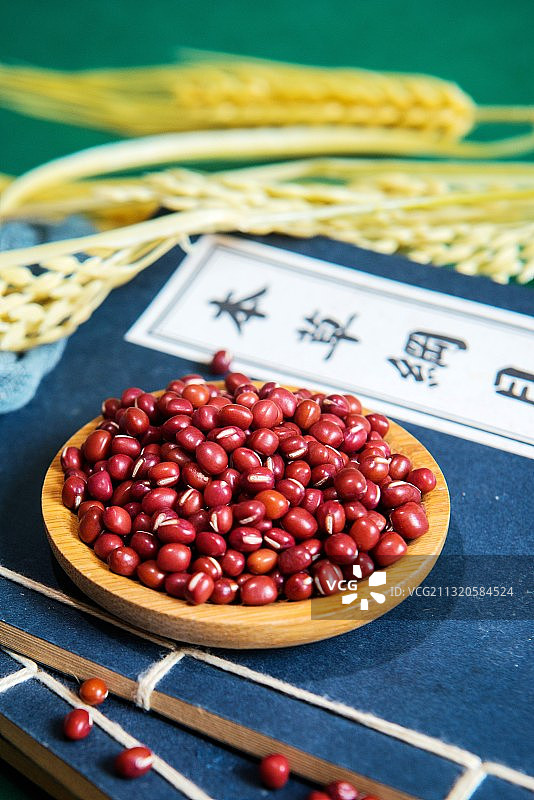 木盘里的红豆，赤豆，本草纲目图片素材