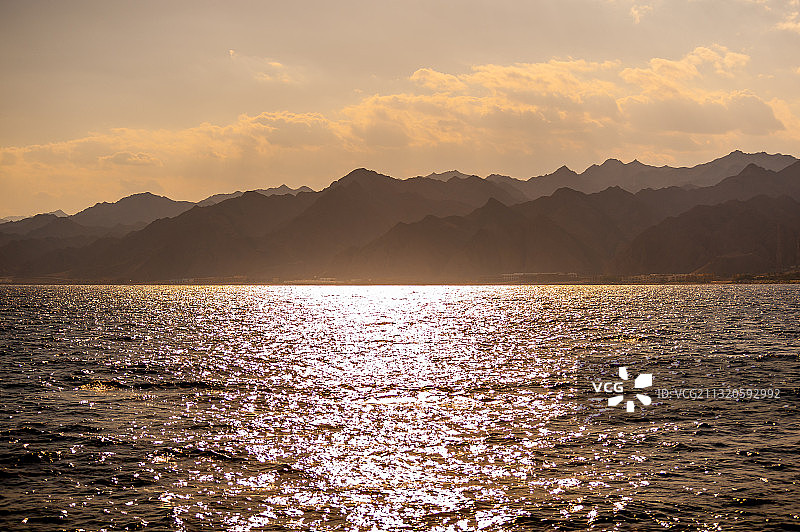 亚喀巴湾日落，西奈半岛群山图片素材