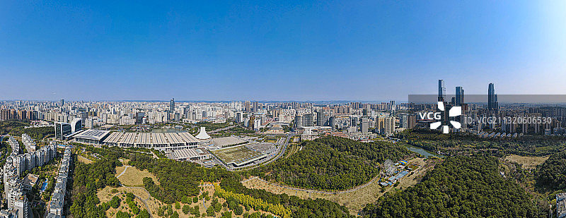 蓝天下航拍南宁城市中心图片素材