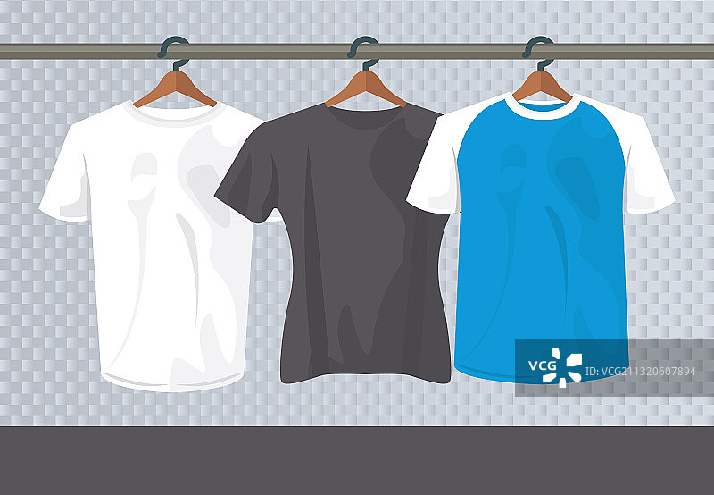 三个用晾衣夹悬挂的T恤样机图片素材