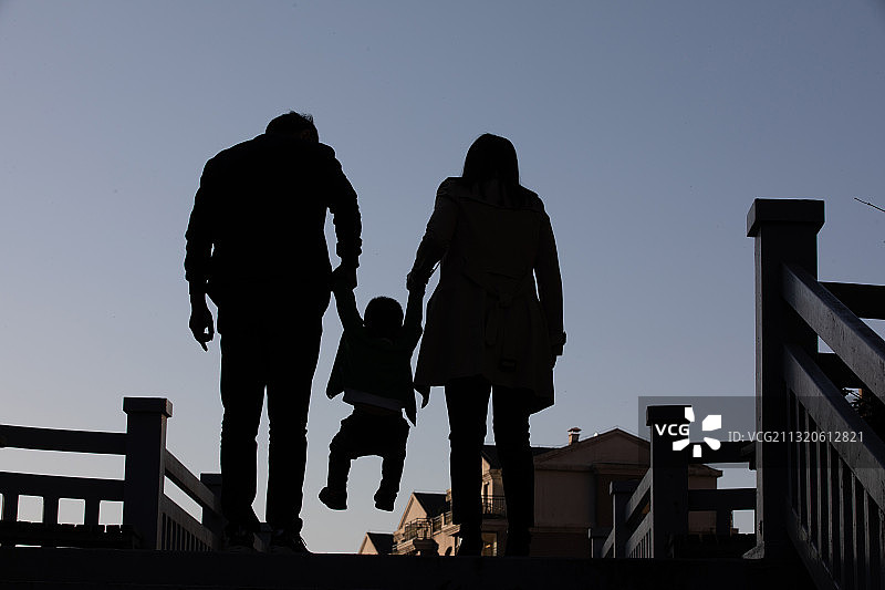 一家三口剪影图片素材