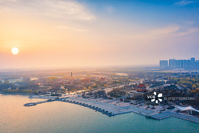 山东省济宁市太白湖旅游景区北湖阁航拍黄昏风光图片素材