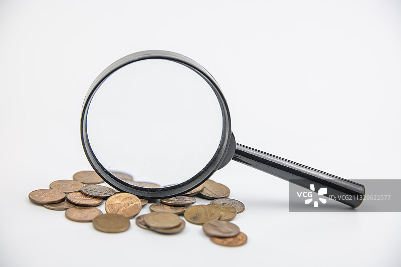 货币和放大镜图片素材