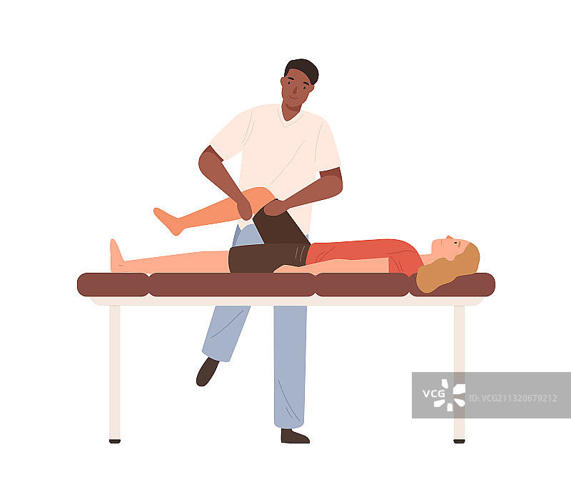 深色皮肤男性按摩师进行康复治疗图片素材