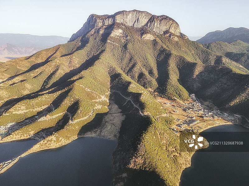俯瞰泸沽湖女神山图片素材