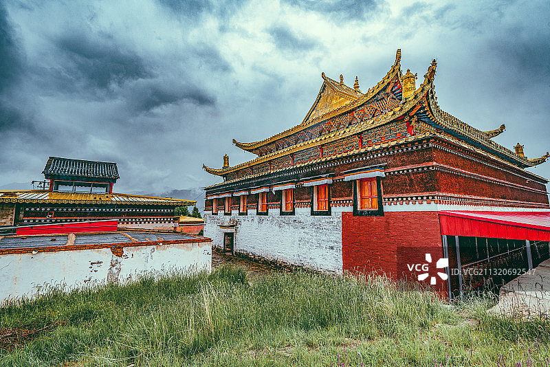 雨后中国青海省海北藏族自治州祁连县阿柔大寺图片素材