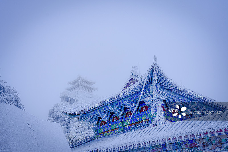 雪中老君山金顶道观群图片素材