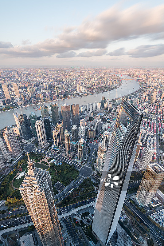 俯瞰航拍夕阳下的中国上海浦东陆家嘴CBD建筑群图片素材