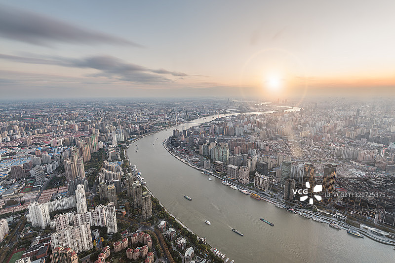 俯瞰航拍日落下的中国上海浦东陆家嘴南浦建筑和大桥图片素材